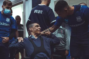 Η ξεχωριστή μέρα του Μιχάλη μαζί με τους παίκτες του Απόλλωνα! (φώτος)