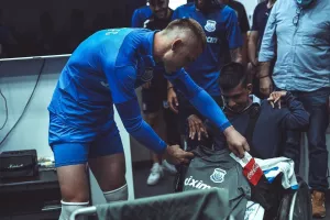 Η ξεχωριστή μέρα του Μιχάλη μαζί με τους παίκτες του Απόλλωνα! (φώτος)