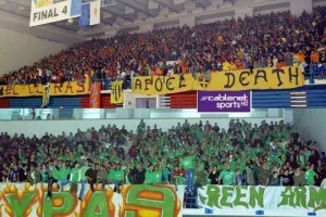 Ομόνοια-ΑΠΟΕΛ: Όταν ντύθηκε στα πράσινα & τα πορτοκαλί το "Ελευθερία" (φώτος)