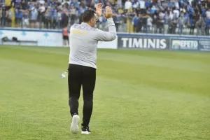 Ανόρθωση - ΑΠΟΕΛ: Τέσσερις (!) κόκκινες, ένα γκολ και η "Κυρία" στα ημιτελικά (φώτος)