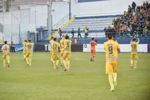 Ανόρθωση - ΑΠΟΕΛ: Τέσσερις (!) κόκκινες, ένα γκολ και η "Κυρία" στα ημιτελικά (φώτος)