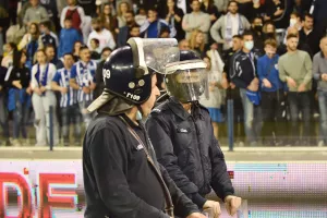 Με τα κράνη/ΠΑΠ