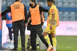 Ανόρθωση - ΑΠΟΕΛ: Τέσσερις (!) κόκκινες, ένα γκολ και η "Κυρία" στα ημιτελικά (φώτος)