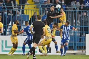 Ανόρθωση - ΑΠΟΕΛ: Τέσσερις (!) κόκκινες, ένα γκολ και η "Κυρία" στα ημιτελικά (φώτος)