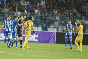 Ανόρθωση - ΑΠΟΕΛ: Τέσσερις (!) κόκκινες, ένα γκολ και η "Κυρία" στα ημιτελικά (φώτος)