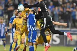 Ανόρθωση - ΑΠΟΕΛ: Τέσσερις (!) κόκκινες, ένα γκολ και η "Κυρία" στα ημιτελικά (φώτος)
