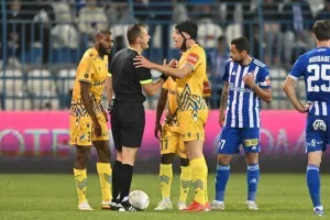 Ανόρθωση - ΑΠΟΕΛ: Τέσσερις (!) κόκκινες, ένα γκολ και η "Κυρία" στα ημιτελικά (φώτος)