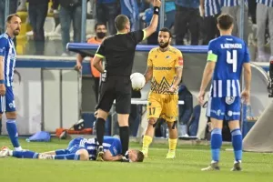 Ανόρθωση - ΑΠΟΕΛ: Τέσσερις (!) κόκκινες, ένα γκολ και η "Κυρία" στα ημιτελικά (φώτος)