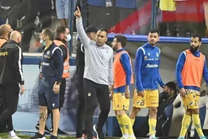 Ανόρθωση - ΑΠΟΕΛ: Τέσσερις (!) κόκκινες, ένα γκολ και η "Κυρία" στα ημιτελικά (φώτος)