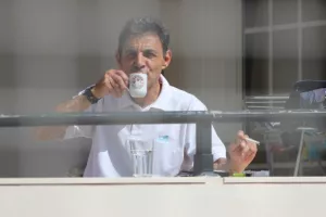 Στο μπαλκόνι του και καφεδάκι με θέα το γήπεδο! (φώτος)