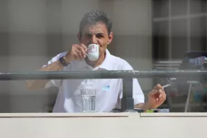 Στο μπαλκόνι του και καφεδάκι με θέα το γήπεδο! (φώτος)