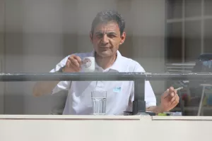 Στο μπαλκόνι του και καφεδάκι με θέα το γήπεδο! (φώτος)