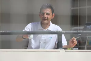 Στο μπαλκόνι του και καφεδάκι με θέα το γήπεδο! (φώτος)