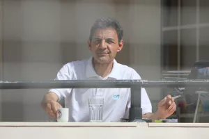 Στο μπαλκόνι του και καφεδάκι με θέα το γήπεδο! (φώτος)