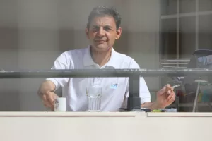 Στο μπαλκόνι του και καφεδάκι με θέα το γήπεδο! (φώτος)