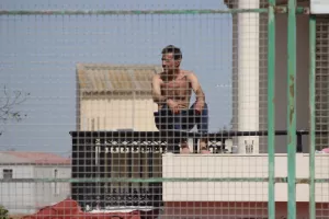 Στο μπαλκόνι του και καφεδάκι με θέα το γήπεδο! (φώτος)