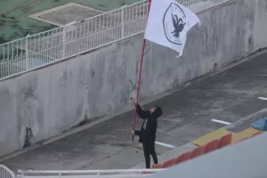 ΦΩΤΟΣ/Oι δύο μικροί ανεμίζουν περήφανα τον Δικέφαλο!