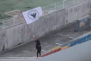 ΦΩΤΟΣ/Oι δύο μικροί ανεμίζουν περήφανα τον Δικέφαλο!