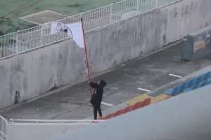 ΦΩΤΟΣ/Oι δύο μικροί ανεμίζουν περήφανα τον Δικέφαλο!