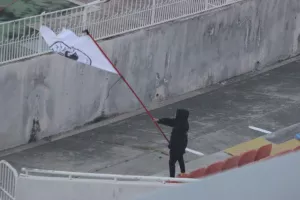 ΦΩΤΟΣ/Oι δύο μικροί ανεμίζουν περήφανα τον Δικέφαλο!