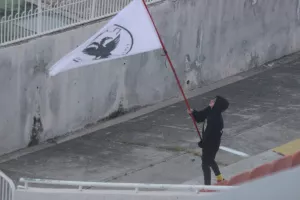 ΦΩΤΟΣ/Oι δύο μικροί ανεμίζουν περήφανα τον Δικέφαλο!