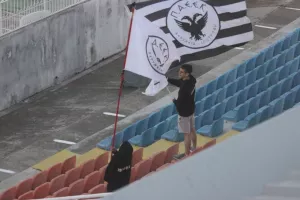 ΦΩΤΟΣ/Oι δύο μικροί ανεμίζουν περήφανα τον Δικέφαλο!