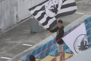 ΦΩΤΟΣ/Oι δύο μικροί ανεμίζουν περήφανα τον Δικέφαλο!