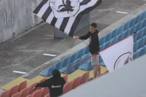 ΦΩΤΟΣ/Oι δύο μικροί ανεμίζουν περήφανα τον Δικέφαλο!