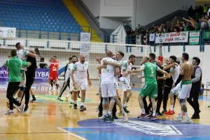 (ΒΙΝΤΕΟ/ΦΩΤΟΣ) Η απονομή στην Ομόνοια και... πάρτι για το treble!