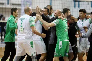 (ΒΙΝΤΕΟ/ΦΩΤΟΣ) Η απονομή στην Ομόνοια και... πάρτι για το treble!