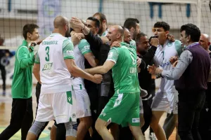 (ΒΙΝΤΕΟ/ΦΩΤΟΣ) Η απονομή στην Ομόνοια και... πάρτι για το treble!