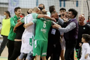 (ΒΙΝΤΕΟ/ΦΩΤΟΣ) Η απονομή στην Ομόνοια και... πάρτι για το treble!