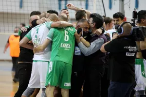(ΒΙΝΤΕΟ/ΦΩΤΟΣ) Η απονομή στην Ομόνοια και... πάρτι για το treble!