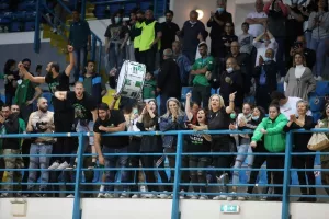 (ΒΙΝΤΕΟ/ΦΩΤΟΣ) Η απονομή στην Ομόνοια και... πάρτι για το treble!