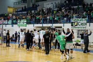 (ΒΙΝΤΕΟ/ΦΩΤΟΣ) Η απονομή στην Ομόνοια και... πάρτι για το treble!