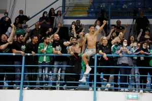 (ΒΙΝΤΕΟ/ΦΩΤΟΣ) Η απονομή στην Ομόνοια και... πάρτι για το treble!