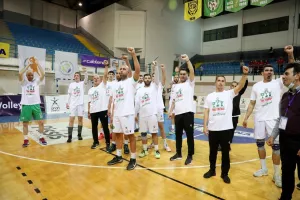 (ΒΙΝΤΕΟ/ΦΩΤΟΣ) Η απονομή στην Ομόνοια και... πάρτι για το treble!