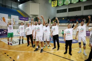 (ΒΙΝΤΕΟ/ΦΩΤΟΣ) Η απονομή στην Ομόνοια και... πάρτι για το treble!