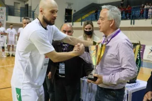 (ΒΙΝΤΕΟ/ΦΩΤΟΣ) Η απονομή στην Ομόνοια και... πάρτι για το treble!