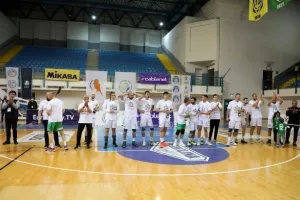(ΒΙΝΤΕΟ/ΦΩΤΟΣ) Η απονομή στην Ομόνοια και... πάρτι για το treble!