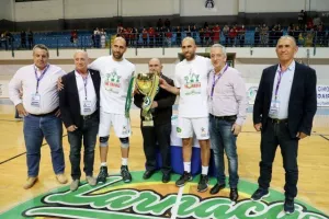 (ΒΙΝΤΕΟ/ΦΩΤΟΣ) Η απονομή στην Ομόνοια και... πάρτι για το treble!