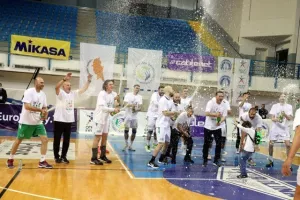(ΒΙΝΤΕΟ/ΦΩΤΟΣ) Η απονομή στην Ομόνοια και... πάρτι για το treble!
