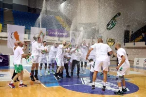 (ΒΙΝΤΕΟ/ΦΩΤΟΣ) Η απονομή στην Ομόνοια και... πάρτι για το treble!