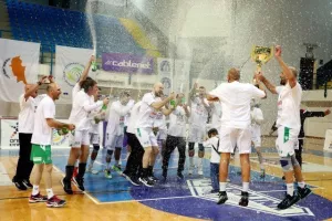 (ΒΙΝΤΕΟ/ΦΩΤΟΣ) Η απονομή στην Ομόνοια και... πάρτι για το treble!