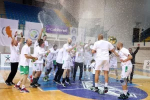 (ΒΙΝΤΕΟ/ΦΩΤΟΣ) Η απονομή στην Ομόνοια και... πάρτι για το treble!