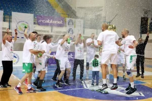 (ΒΙΝΤΕΟ/ΦΩΤΟΣ) Η απονομή στην Ομόνοια και... πάρτι για το treble!