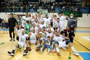 (ΒΙΝΤΕΟ/ΦΩΤΟΣ) Η απονομή στην Ομόνοια και... πάρτι για το treble!