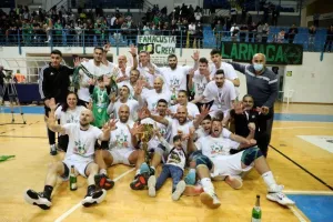 (ΒΙΝΤΕΟ/ΦΩΤΟΣ) Η απονομή στην Ομόνοια και... πάρτι για το treble!