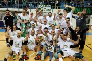 (ΒΙΝΤΕΟ/ΦΩΤΟΣ) Η απονομή στην Ομόνοια και... πάρτι για το treble!