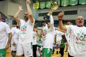 (ΒΙΝΤΕΟ/ΦΩΤΟΣ) Η απονομή στην Ομόνοια και... πάρτι για το treble!